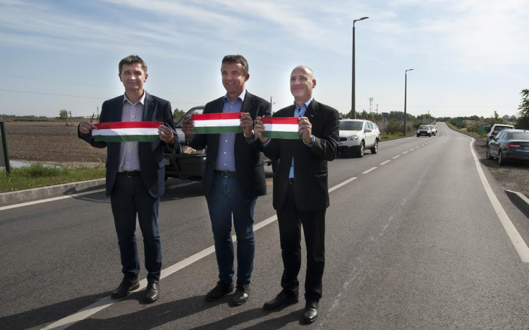 Felújított útszakaszokat adtak át a megyében