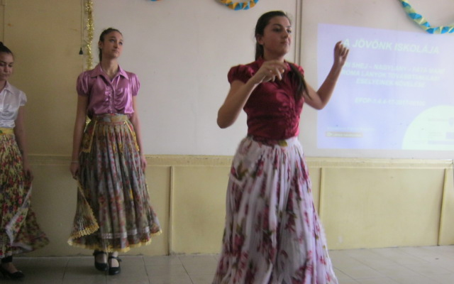 Példaképeket állítanak a fiatal lányok elé