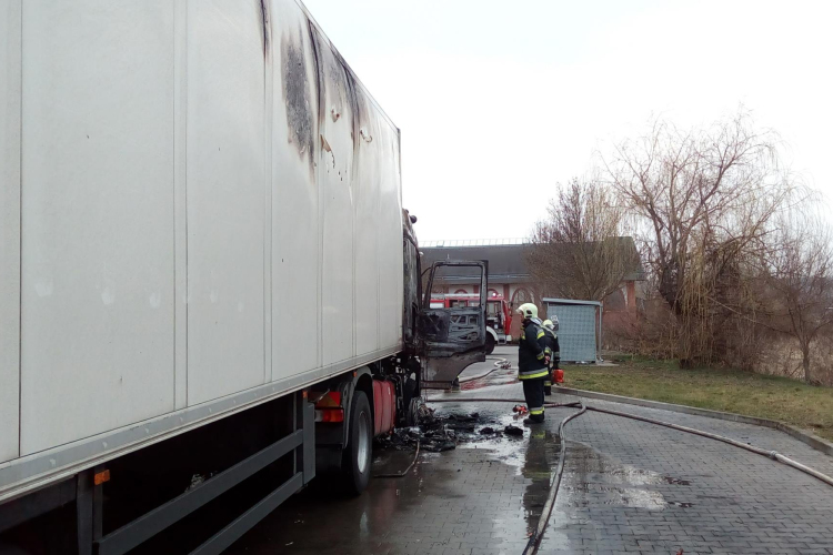 Kigyulladt egy kamion Tamásiban 