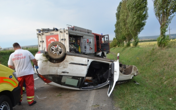 Nem az útviszonyoknak megfelelően közlekedett, ketten megsérültek