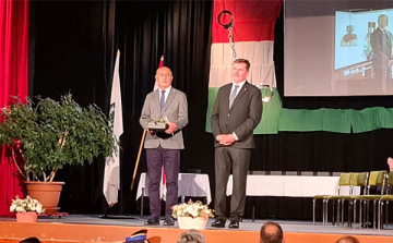 Papp Zoltán nyugalmazott tűzoltó alezredest Tamási város biztonságáért elismeréssel jutalmazták