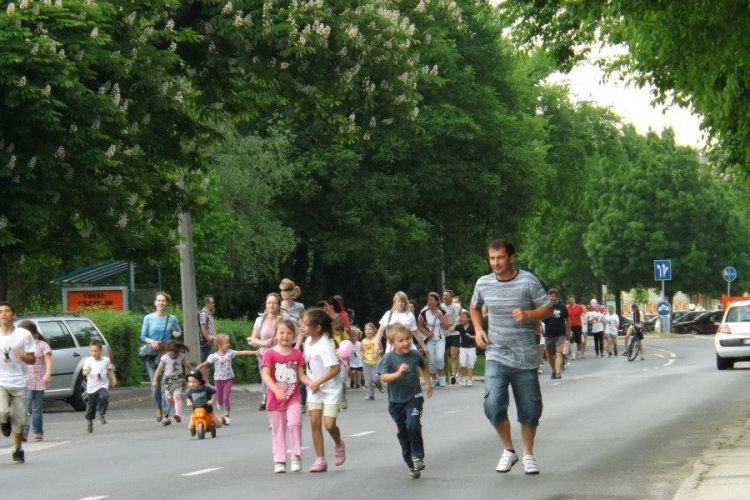 Kicsik és nagyok futottak az óvodáért