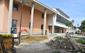 Zajlanak a művelődési központ kármentesítő munkálatai