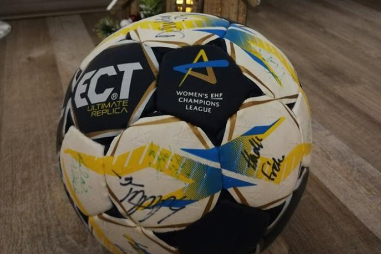 Megérkezett a labda, lehet licitálni