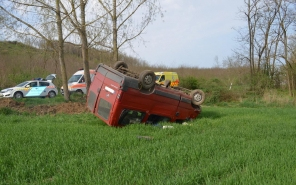 Felborult egy furgon Felsőnyéknél
