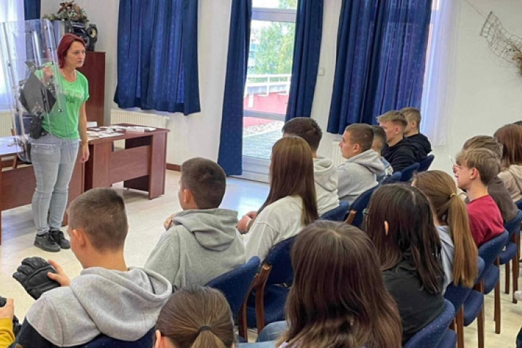 A Béri Balogh Ádám Gimnázium tanulói látogattak a Tamási Rendőrkapitányságra