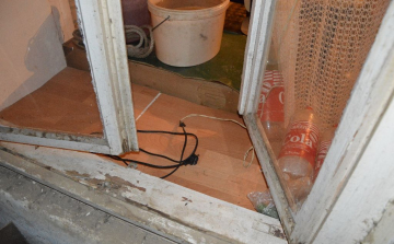 Az ablakon mászott be a házba