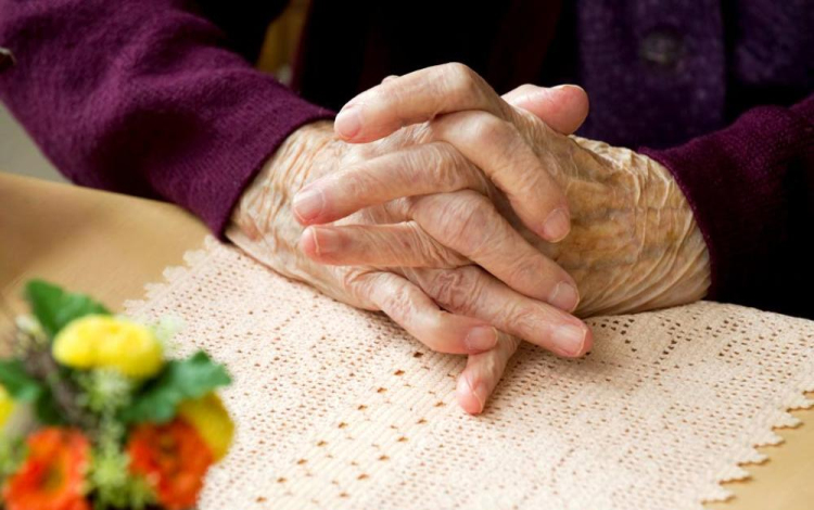 Idős és beteg személytől lopott 