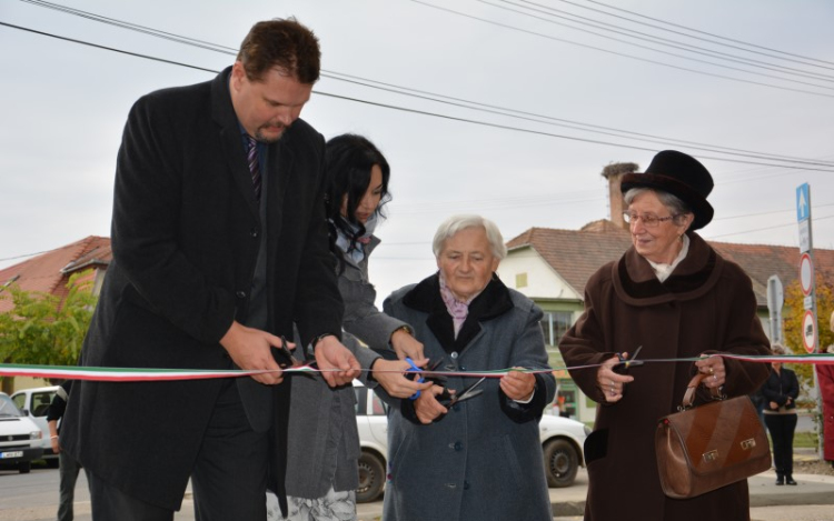 Felújított udvar teszi komfortosabbá az idősek mindennapjait
