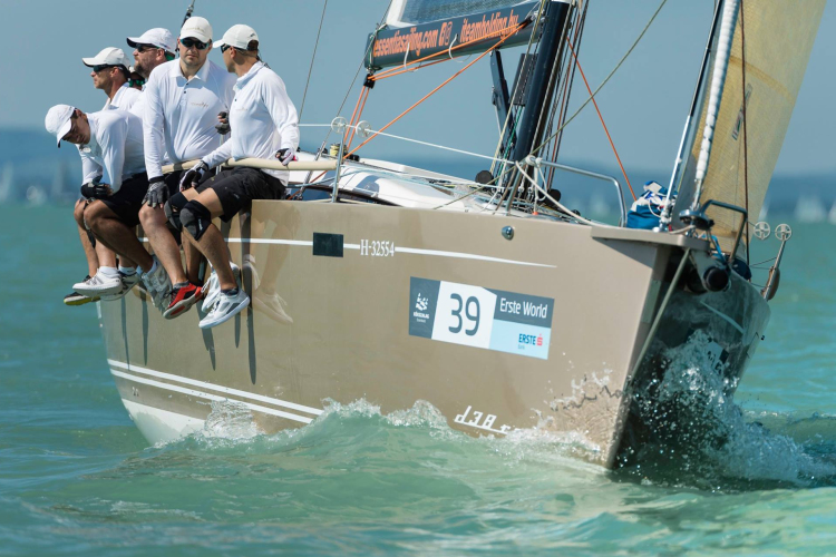 Száguldó luxusjacht nyert díjat a Kékszalagon