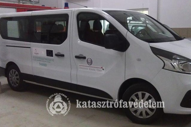 Kilenc személyes kisbuszt nyertek a tamási önkéntesek