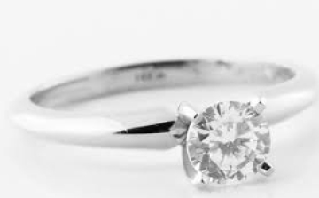 Másik brillkövet kapott vissza