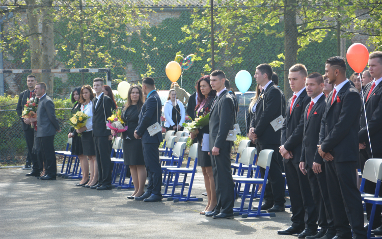Elballagtak a város középiskolásai