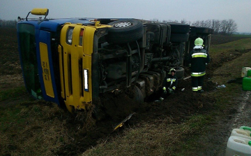 Árokba borult egy nyerges vontató Iregszemcse és Nagykónyi között