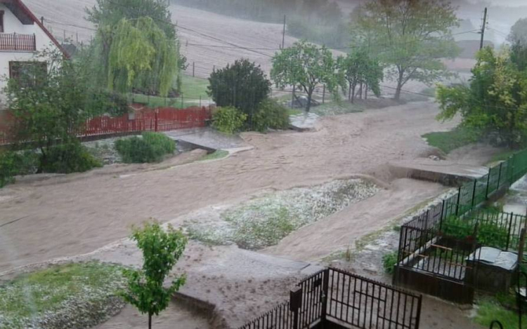 Több utat is le kellett zárni Tamásiban