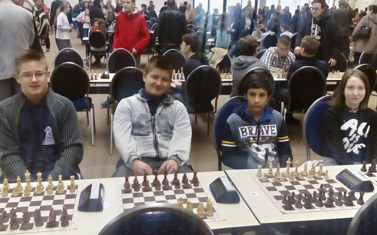 Öt hónap, 700 verseny