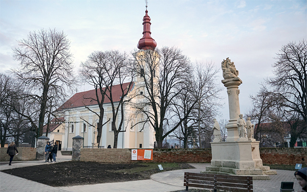 Átadták a felújított Nagyboldogasszony-templomot Tamásiban