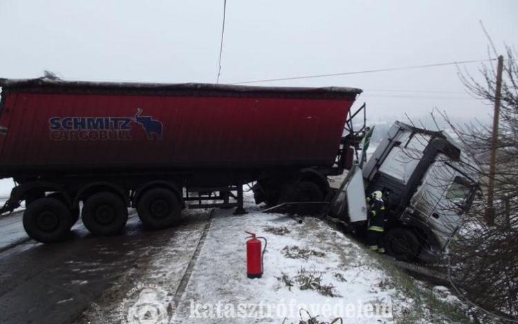 Kamion csúszott árokba Nagykónyinál