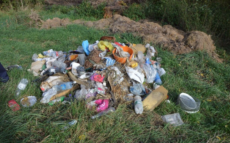 Szántóföldre vitte a hulladékot - vádat emelnek ellene