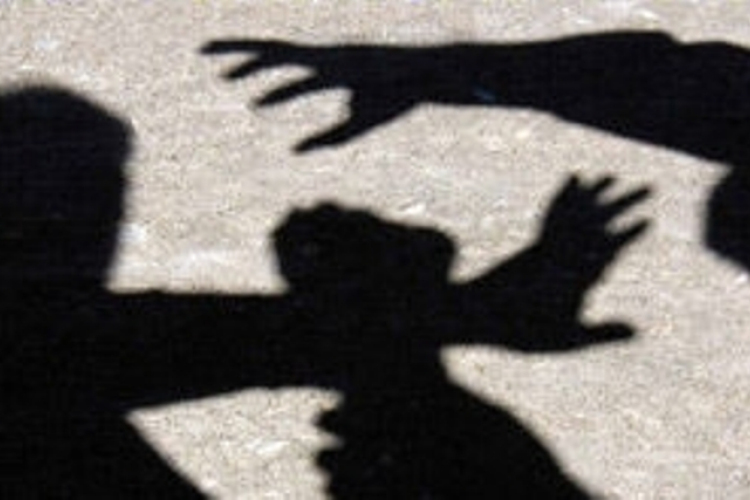 Fadoronggal verte el élettársát az asszony