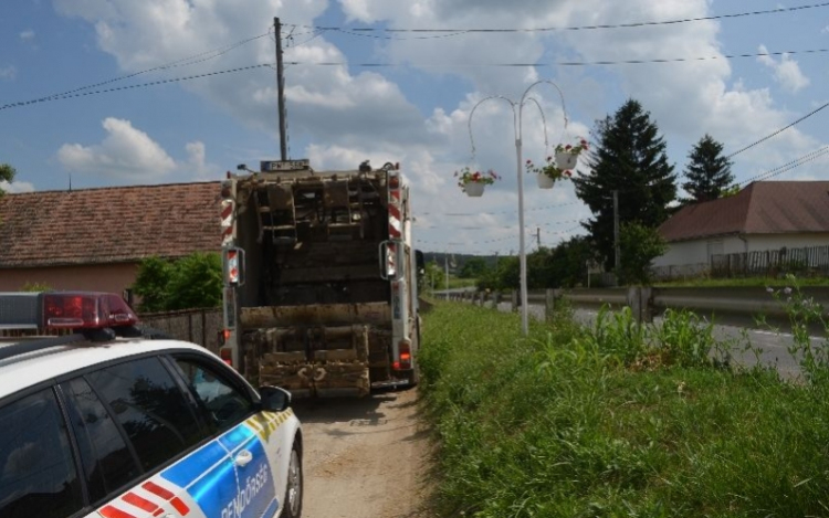  Nem vitték el a kukáját, erre előkapta a markolót, és bosszút állt