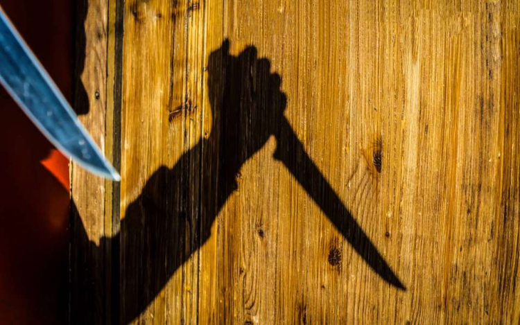 Nem kerülhet szabadlábra a nagykéssel szurkáló férfi 