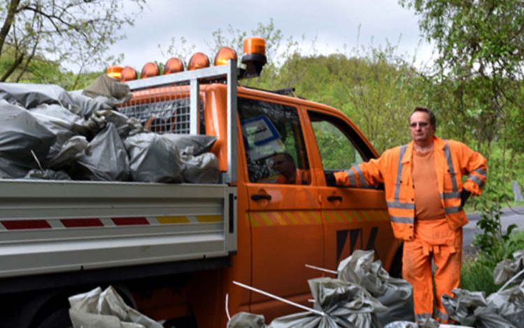 A háztartási hulladéknak nem az utak mentén van a helye 