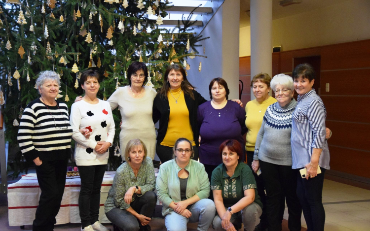 Karácsonyfát díszítettek karácsonyfákkal