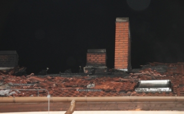 Tűzesethez és kidőlt házfalhoz vonultak a tamási tűzoltók