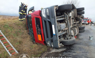 Elszállították a felborult kamiont