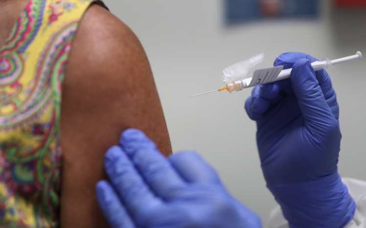 Tolnában is megkezdődött a nyolcvankét év felettiek oltása