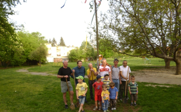 Májusfa állítás az oviban