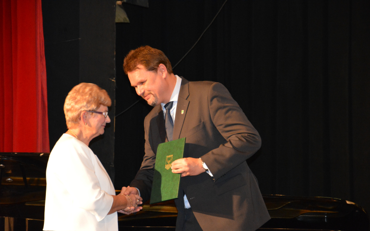 A Pro Urbe Tamási díjat Fellinger Károlyné kapta