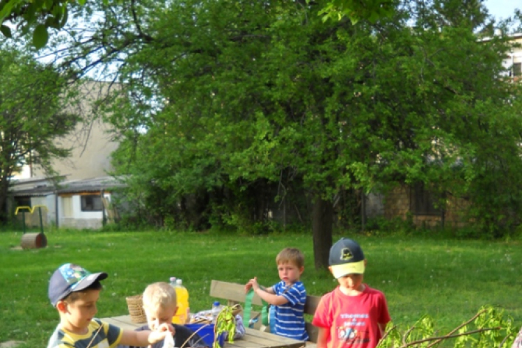 Májusfa állítás az oviban