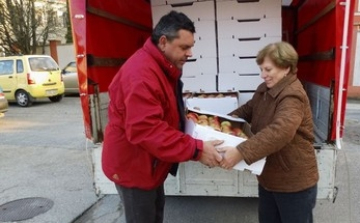 Két kamionnyi almát osztott szét a Katolikus Karitász