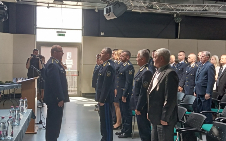 Elismeréseket vehettek át a rendőrök