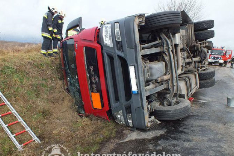 Elszállították a felborult kamiont