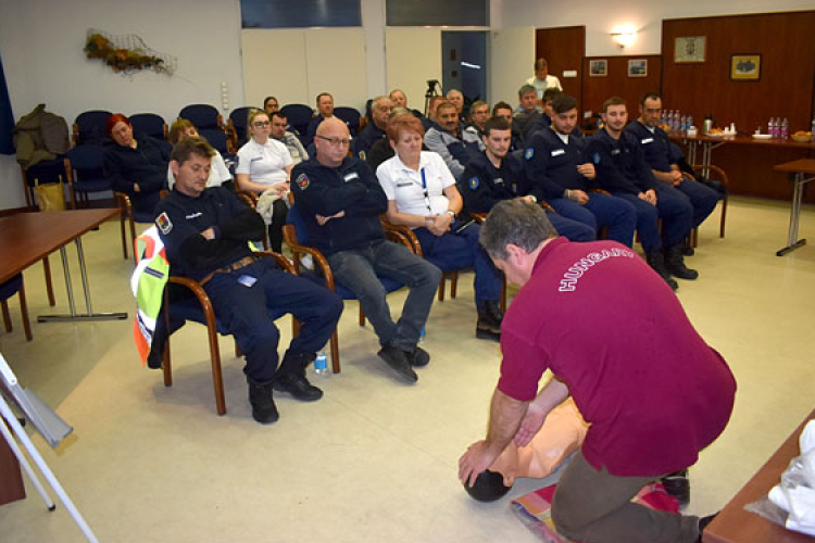 A rendőrök képezték a helyi polgárőröket Tamásiban