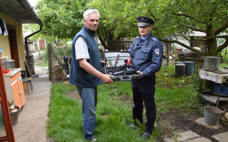 Élelmiszert, laptopot és telefont is loptak