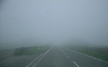 Ónos eső és köd miatt figyelmeztet a meteorológia 