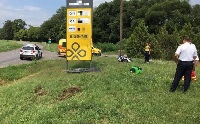 Benzinkút reklámtáblájának csapódott a motoros