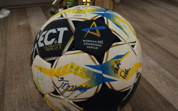 Megérkezett a labda, lehet licitálni