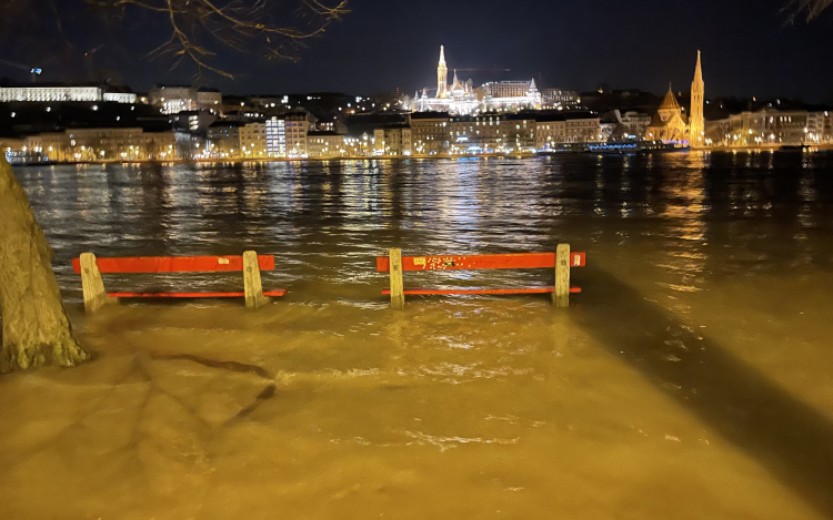 Áradás: Már nincs víz alatt az alsó rakpart a fővárosban