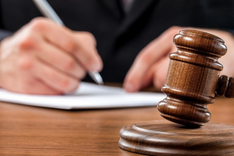 Áttért a bal oldalra, összeütközött egy autóval 