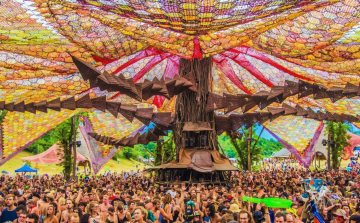 Indul az OZORA fesztivál, több tízezer látogatóra számítanak 