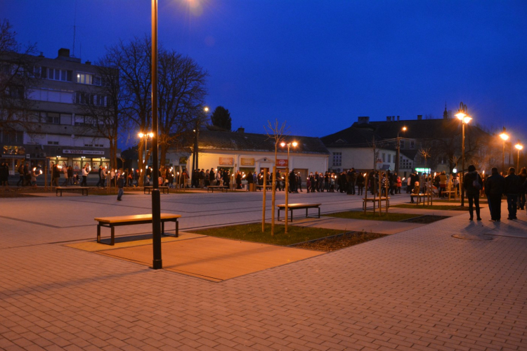 Fáklyás felvonulással és koszorúzással tisztelegtek a tamásiak