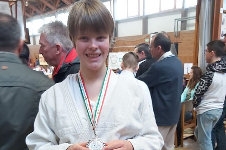 Bronzéremmel zárt Nikl Dorka