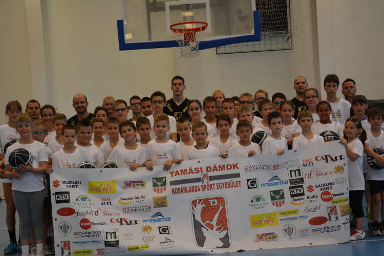 Kosárlabda pattogtatástól hangosak a tamási iskolák tornacsarnokai