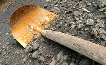 Ásóval támadt szomszédjára