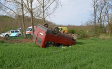Felborult egy furgon Felsőnyéknél